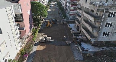 Edremit Belediye Başkanı Arslan çalışmaları yerinde takip etti. Çetin Emeç caddesi ve sokakları yenileniyor