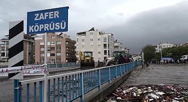 Edremit'te şiddetli yağış sonrası belediye ekipleri sahada