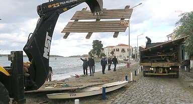 Foça'da fırtına izleri siliniyor