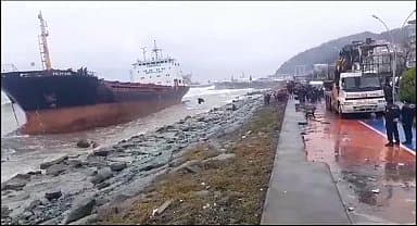 Hopa'da deniz açıklarında yük gemisi karaya oturdu