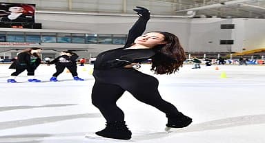 İzmir Aşık Veysel Buz Sporları Salonu'nda tatil yoğunluğu