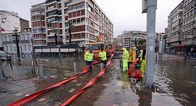 İzmir'de denizin yeniden yükselme riskine karşı teyakkuz sürüyor