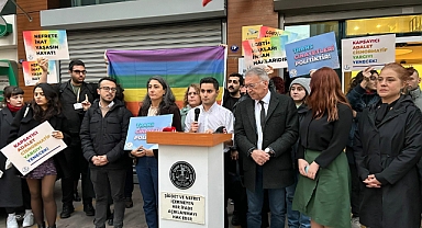 İzmir’de LGBT flamasına ‘yasak’ müdahalesi... Baro önünde arbede yaşandı