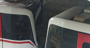 İzmir'de seyir halindeki metro raydan çıkarak duvara çarptı