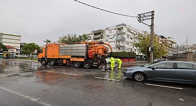 İzmir'de Yağmur Alarmı: Büyükşehir Belediyesi 1500 personelle sahada
