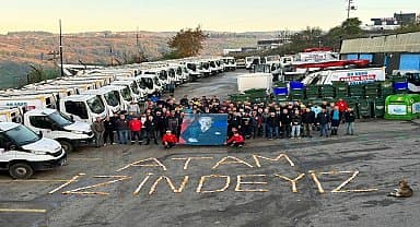 İzmit Belediyesi emekçileri iş eldivenleriyle 'Atam İzindeyiz' yazdılar