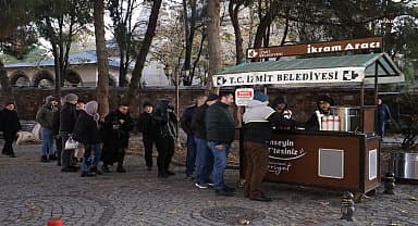 İzmit Belediyesi'nden sıcak çorba ikramı