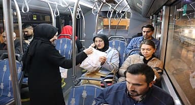 İzmit belediyesi sabah işçi servislerindeki emekçilere ikramlarına devam ediyor 