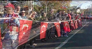 Kadıköy'de binlerce kişi, Ata'ya saygı zinciri oluşturdu