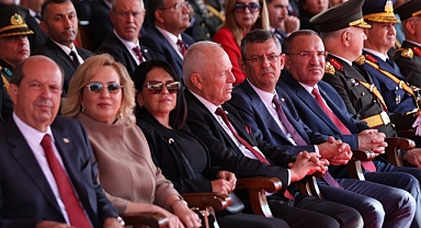 KKTC 40. Yaşında... Lefkoşa'daki Atatürk Anıtı'nda resmî tören düzenlendi