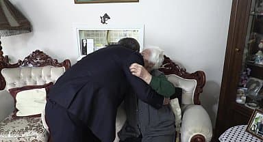 Konak Belediye Başkanı Batur, 24 Kasım'da öğretmenini yalnız bırakmadı