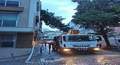 Konak belediyesi ekipleri fırtınada yıkılan ağaca müdahale etti