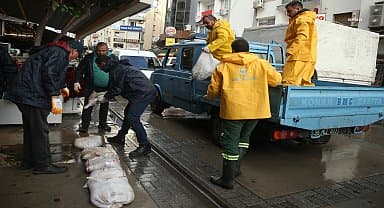 Konak Belediyesi'nden esnafa kum torbası desteği