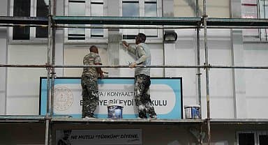 Konyaaltı'nda okullar boyanıyor