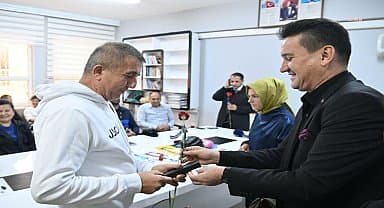 Kumluca Belediye Başkanı Başkan Köleoğlu'ndan öğretmenlere karanfil