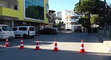 Kuşadası Belediyesi hasarlı ve depreme dayanıksız yapıların yıkımına devam ediyor