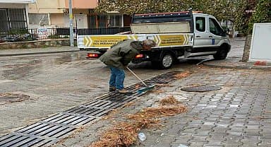 Kuşadası Belediyesi, sağanağa karşı 7 / 24 sahada