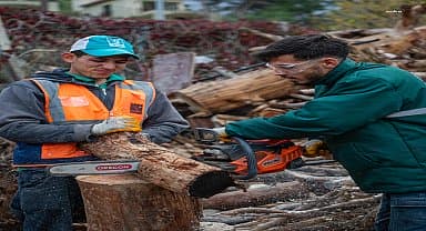 Kuşadası'nda ağaç atıkları ihtiyaç sahipleri için kara kışta yakacağa dönüşüyor