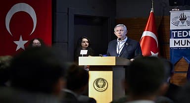 Mansur Yavaş, 'Model Başkent Konferansı'nda gençlerle buluştu
