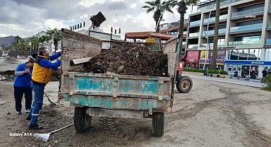 Marmaris'te fırtınayla gelen atıklar temizlendi