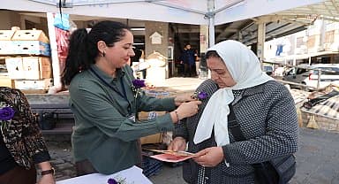 Marmaris'te kadınlara hem broşür hem çiçek