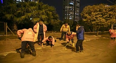 Mersin'de sağanak yağış etkili oldu... Büyükşehir ve MESKİ ekipleri gece boyunca sahada çalıştı