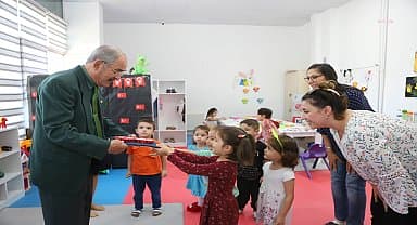 Miniklerden Yılmaz Büyükerşen'e kalpli hediye