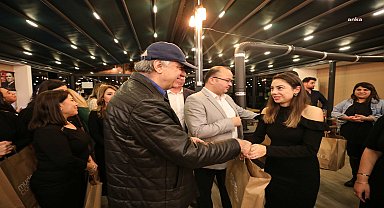 Narlıdere Belediye Başkanı Ali Engin'den, nar çiçeklerini yetiştiren öğretmenlere 24 Kasım kutlaması