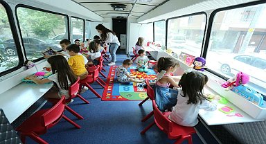 Odunpazarı'nda anne ve babalar pazarda alışverişte, çocuklar ise "gezici oyun evi" ile etkinlikte