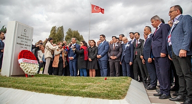 Özgür Özel, Bülent Ecevit'in mezarını ziyaret etti