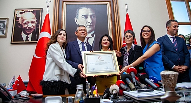 Özgür Özel, TBMM’deki makam odasında mazbatasını aldı