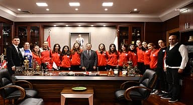 Şampiyon gençlerden Tepebaşı Belediye Başkanı Ataç'a ziyaret