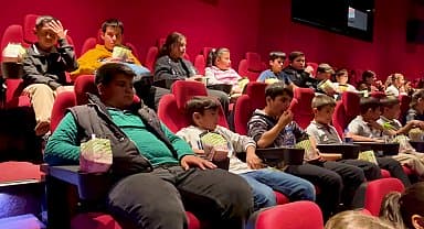 Tarsus Belediye Başkanı Bozdoğan Dünya Çocuk Hakları Günü'nde çocuklarla film izledi