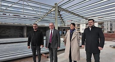 Turgutlu Belediye Başkanı Çetin Akın, Cuma Pazarı inşaatında incelemelerde bulundu