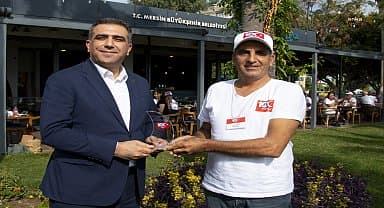 Vahap Seçer'e amatör denizcilerden plaket
