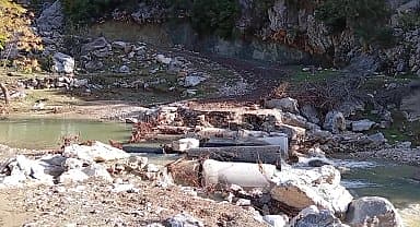 Yağmurda yıkılan menfez nedeniyle evde mahsur kalan Sumbaslı vatandaş yardım bekliyor
