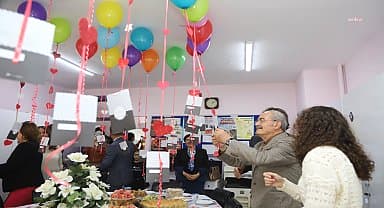 Yılmaz Büyükerşen'e mezun olduğu okulda diploma sürprizi