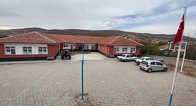 YOZGAT’TA OKUL MÜDÜRÜ, ARA TATİLDE OKULUN BAKIM ONARIMINI YAPIYOR