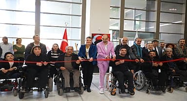 Antalya'da Engelleri Aşan Sanatçı Alper Kocabıyık'ın resim sergisi açıldı