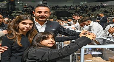 Beşiktaş Belediye Başkanı Rıza Akpolat, Beşiktaş Kulübü başkanlık seçimi için oyunu kullandı