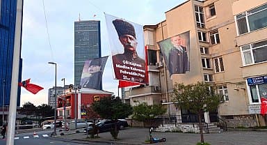 Beşiktaş'ta Suudi Arabistan Başkonsolosluğu'nun olduğu sokak Atatürk, Fahreddin Paşa görselleri ve Türk bayraklarıyla donatıldı