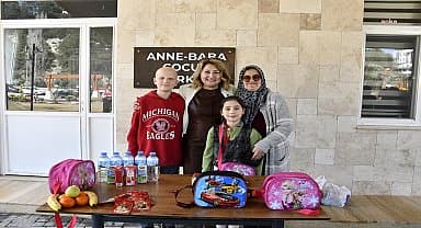 Beslenme çantalarını Kuşadası Belediyesi dolduruyor