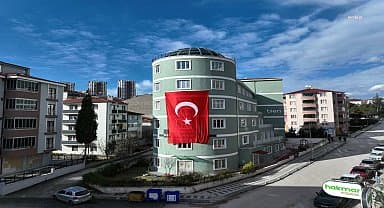 Bilecik Belediyesi'ne ait binalara Türk bayrakları asıldı