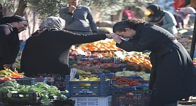 Efes Selçuk Belediye Başkanı Filiz Ceritoğlu Sengel, pazar esnafını ziyaret etti