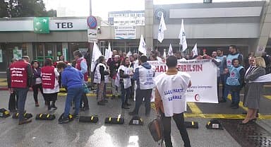 Ege Üniversitesi hastanesi çalışanı sağlıkçılardan hastane yönetimine kırmızı kartlı protesto