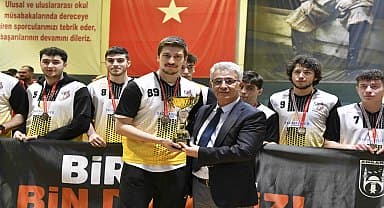 EGO Spor, şampiyonluk kupasını kaldırdı