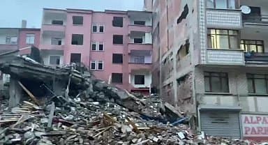 Elâzığ'da depremde ağır hasar alan binanın yıkımı sırasında komşu bina da hasar gördü
