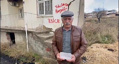 Elâzığ'da yıkım kararı olan ağır hasarlı eve, elektrik ve su aboneliği verilmesine tepki gösteren ev sahibi Hıdır Bal: "Buranın bir an önce yıkılması gerekiyor"