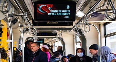 Eskişehir'de led ekranlara "Şehitler ölmez vatan bölünmez" mesajı yansıtıldı