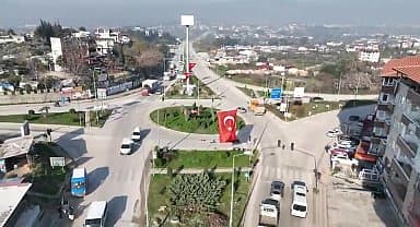 Hatay Büyükşehir Belediyesi, deprem ve şehitler nedeniyle yılbaşı programı yapmayacağını duyurdu. Belediye şehri Türk bayraklarıyla donattı